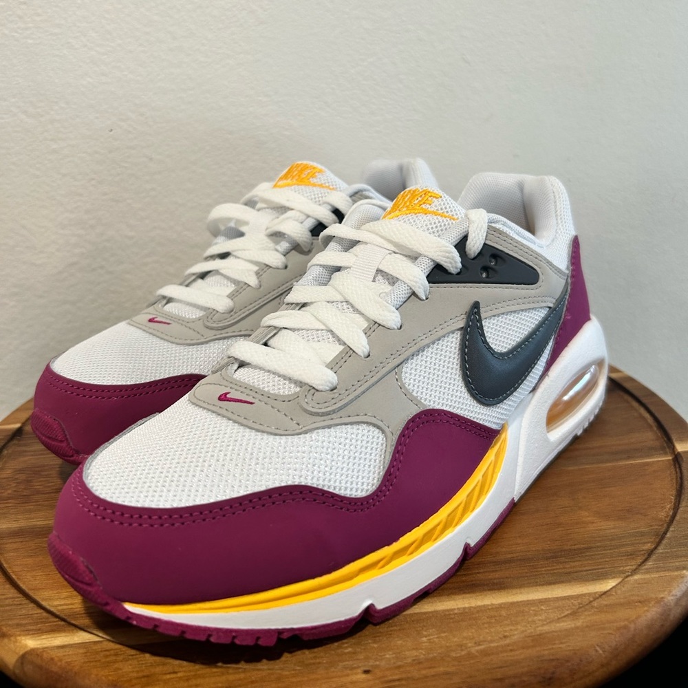 Brand New! Nike air correlate size 8 women